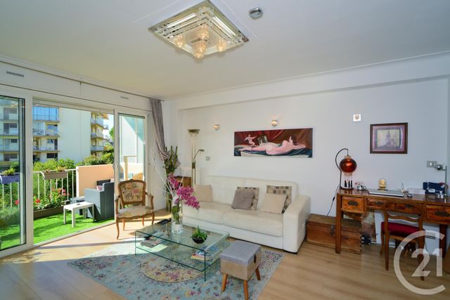 Afficher la photo en grand Appartement F3 à vendre - 3 pièces - 75.06 m2 - CANNES - 06 - PROVENCE-ALPES-COTE-D-AZUR - Century 21 Immobilier Service